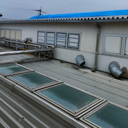 工場の天窓が雨漏り　ブルーシートがかけられている